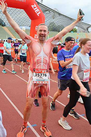Einlauf im Olympiastadion beim b2run 2022 (©Foto:Martin Schmitz)
